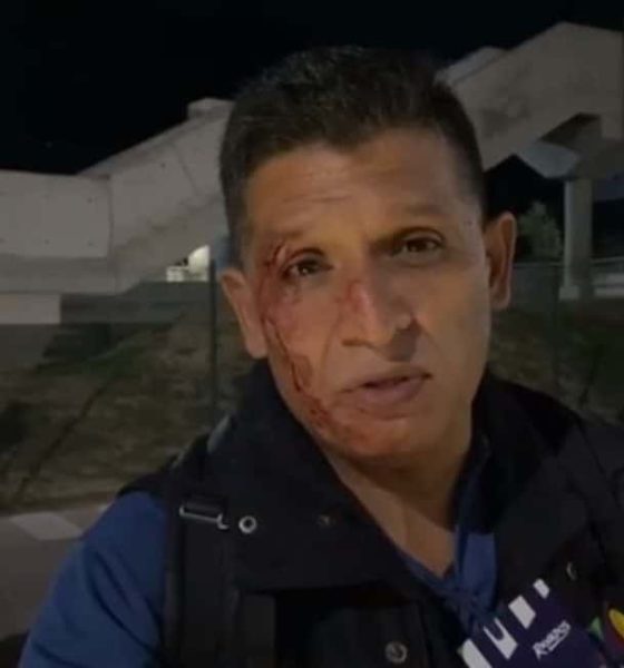 Aficionados de Tigres golpearon a reportero de TV Azteca. Foto: Twitter