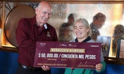 Aremi Fuentes con el cheque. Foto: Twitter