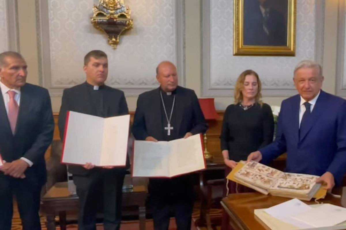AMLO agradece al Papa Francisco envío de códices prehispánicos