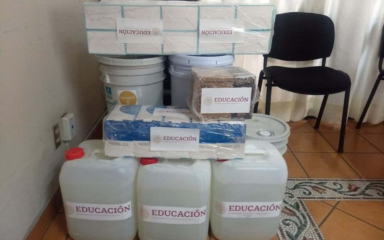 Tres cubetas de sanitizante recibe Jalisco para desinfectar 13 mil escuelas