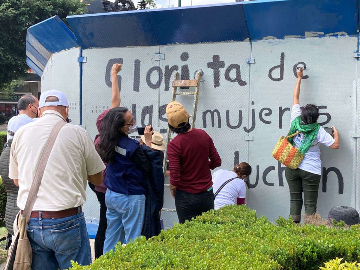 Feministas vandalizan en Glorieta sobre Paseo de la Reforma