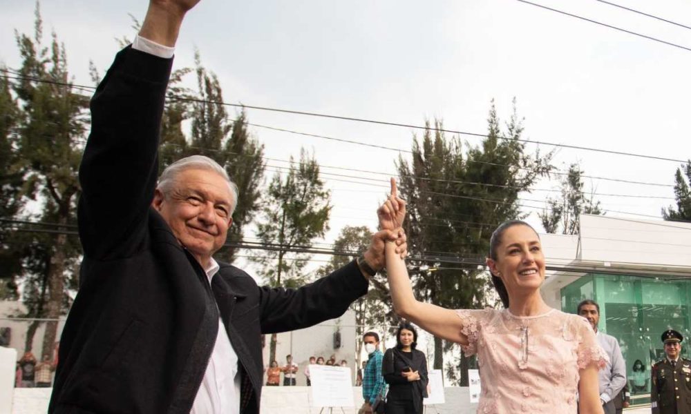 AMLO le alza la mano a Claudia Sheinbaum - Vimarsana News
