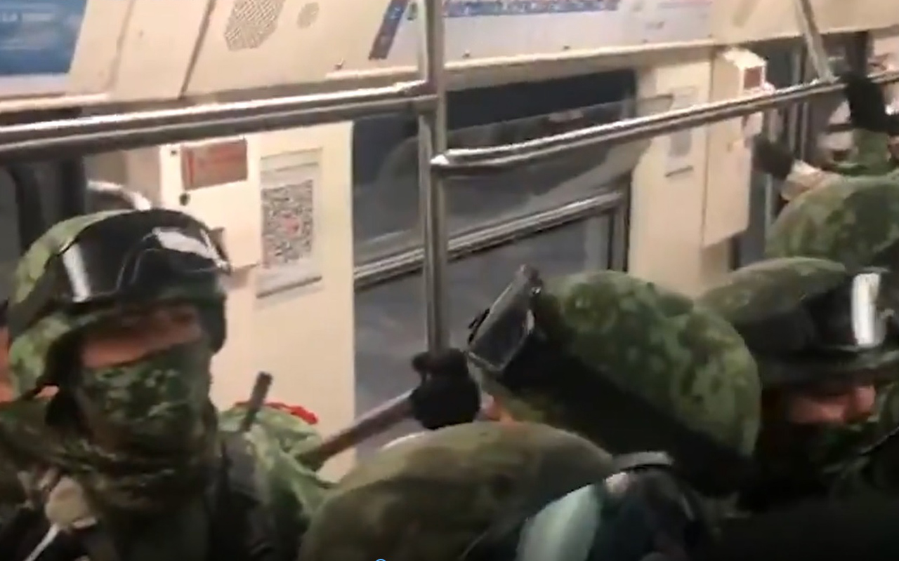 Militares se trasladan en Metro para participar en el desfile de Independencia