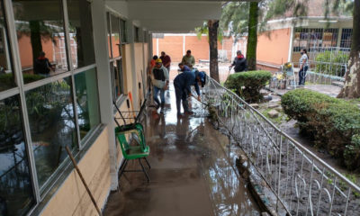 Las lluvias ocurridas en las últimas horas provocaron la caída de una barda en una escuela de Ecatepec, Estado de México.
