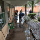 Las lluvias ocurridas en las últimas horas provocaron la caída de una barda en una escuela de Ecatepec, Estado de México.
