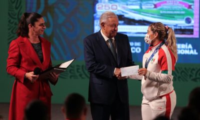 Aremi Fuentes con López Obrador. Foto: Twitter