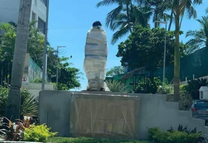 Vandalizan estatua de Eugenio Derbez en Acapulco
