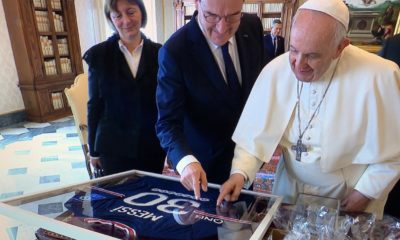 Papa Francisco con la playera de Messi. Foto: Twitter