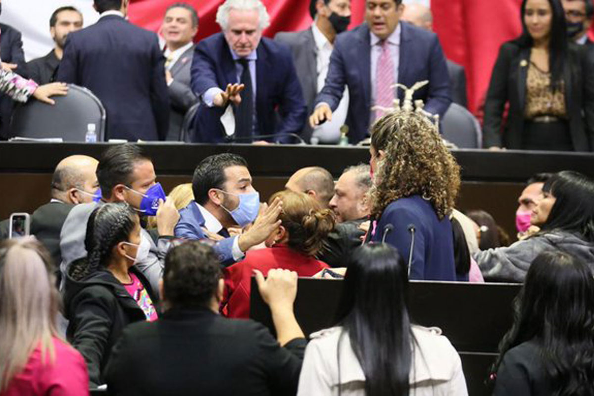 Diputados pasan de la discusión al pleito por Miscelánea Fiscal 2022