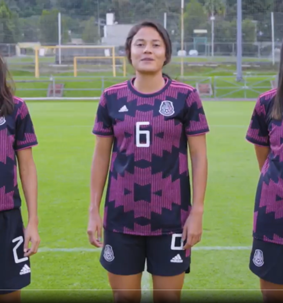 Jugadoras de futbol exhortan a mujeres a autoexplorarse para detectar cáncer de mama