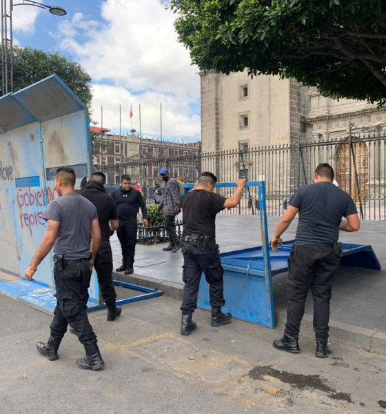 Quitan vallas de protección en la Catedral Metropolitana