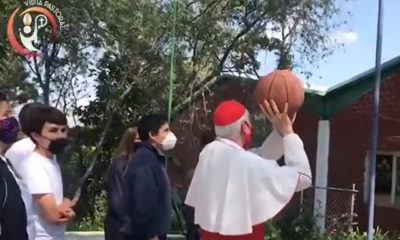 Arzobispo pide consejo a jóvenes para encestar balón