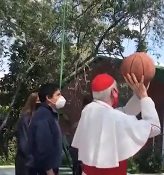 Arzobispo pide consejo a jóvenes para encestar balón