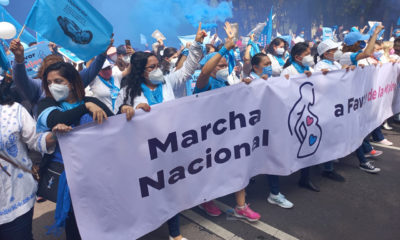 Eduardo Verástegui camina junto a familias a favor de la mujer