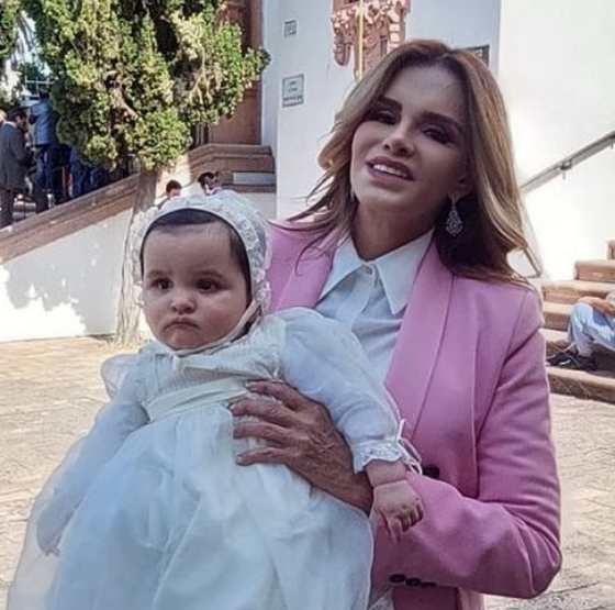 Lucía Méndez en el bautizo de su nieta