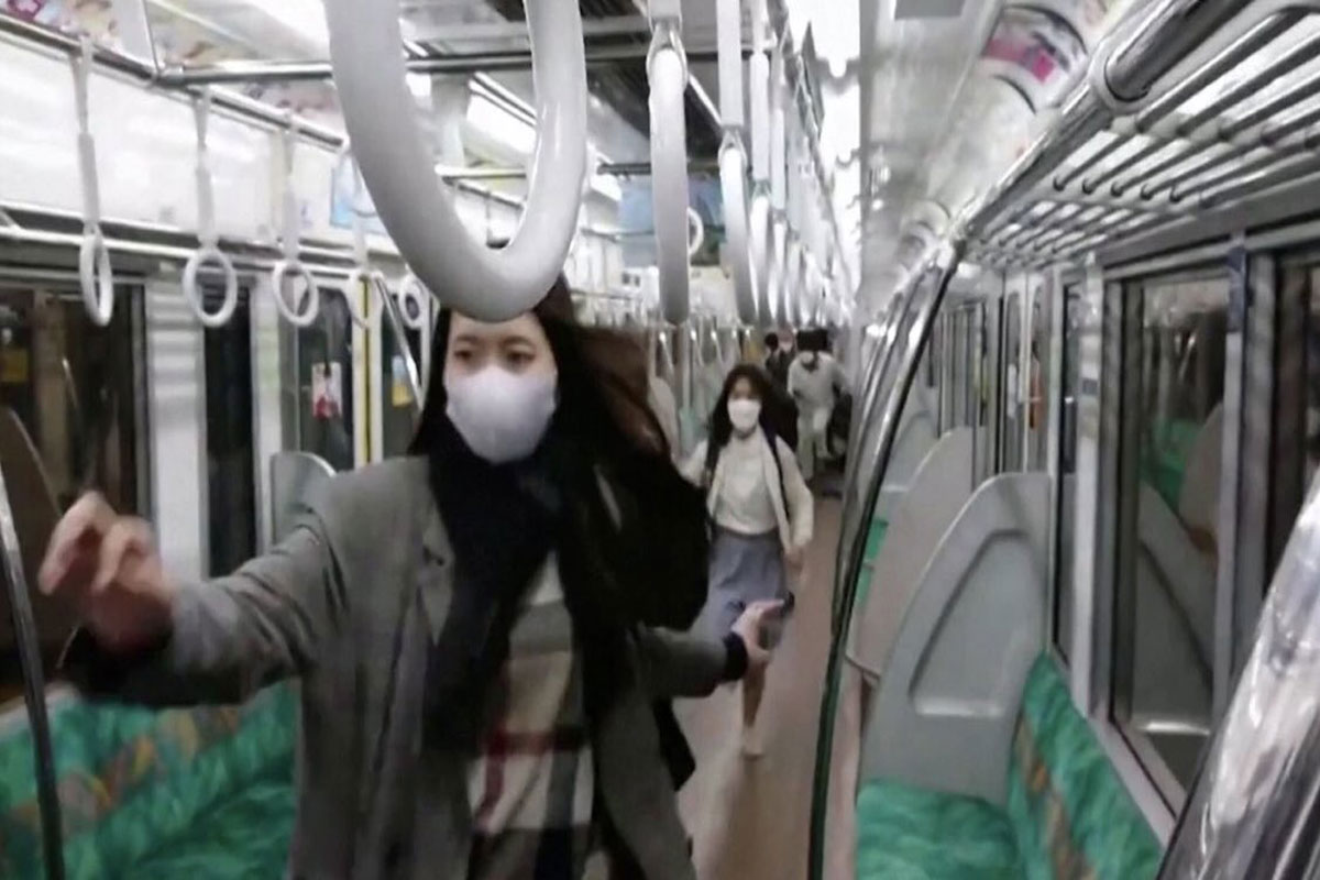 "Joker" con cuchillo en mano, prende fuego en Metro de Japón... pasajeros huyen