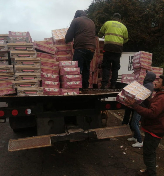 Vuelca tráiler con toneladas de sopas instantáneas en la México - Toluca