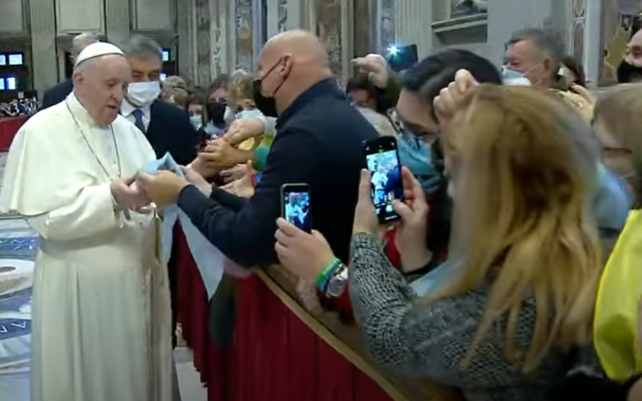 Cardenal Scola condena los “ataques insolentes” contra el Papa Francisco