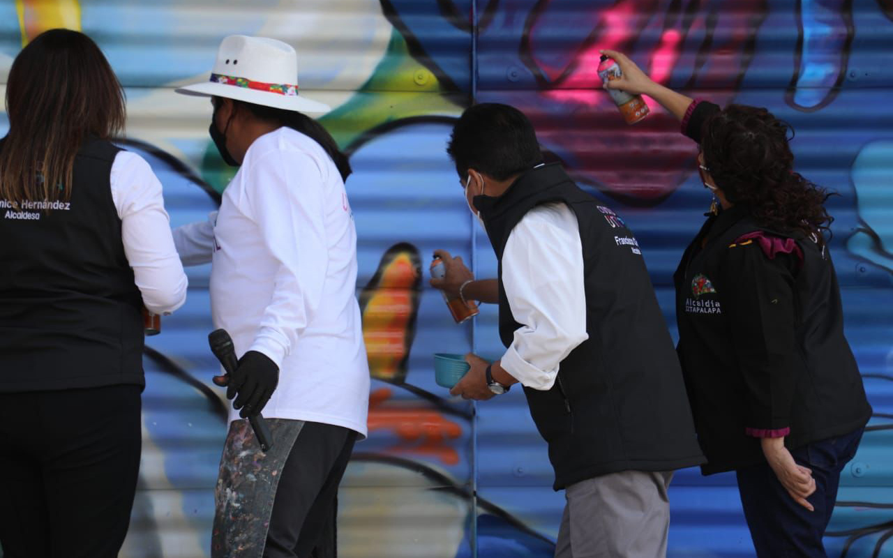 Alcaldes de la 4T “grafitean” bardas en Iztapalapa