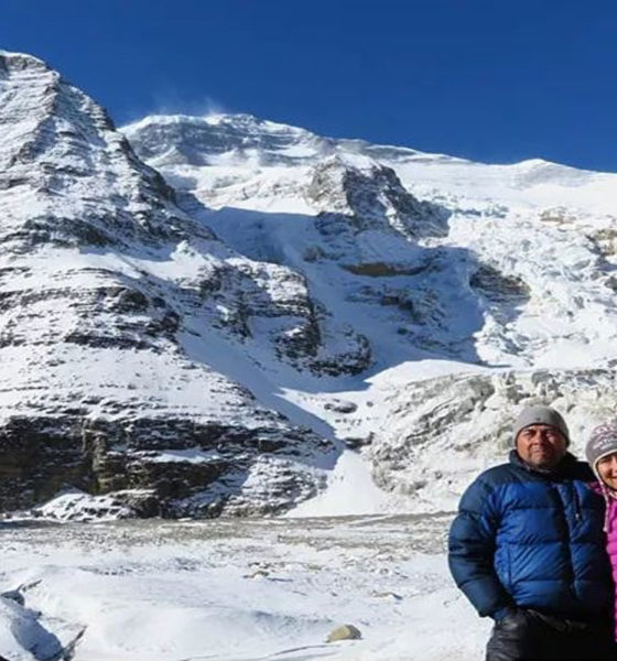 Juntos hasta la cima, pareja de alpinistas van por las cumbres más altas
