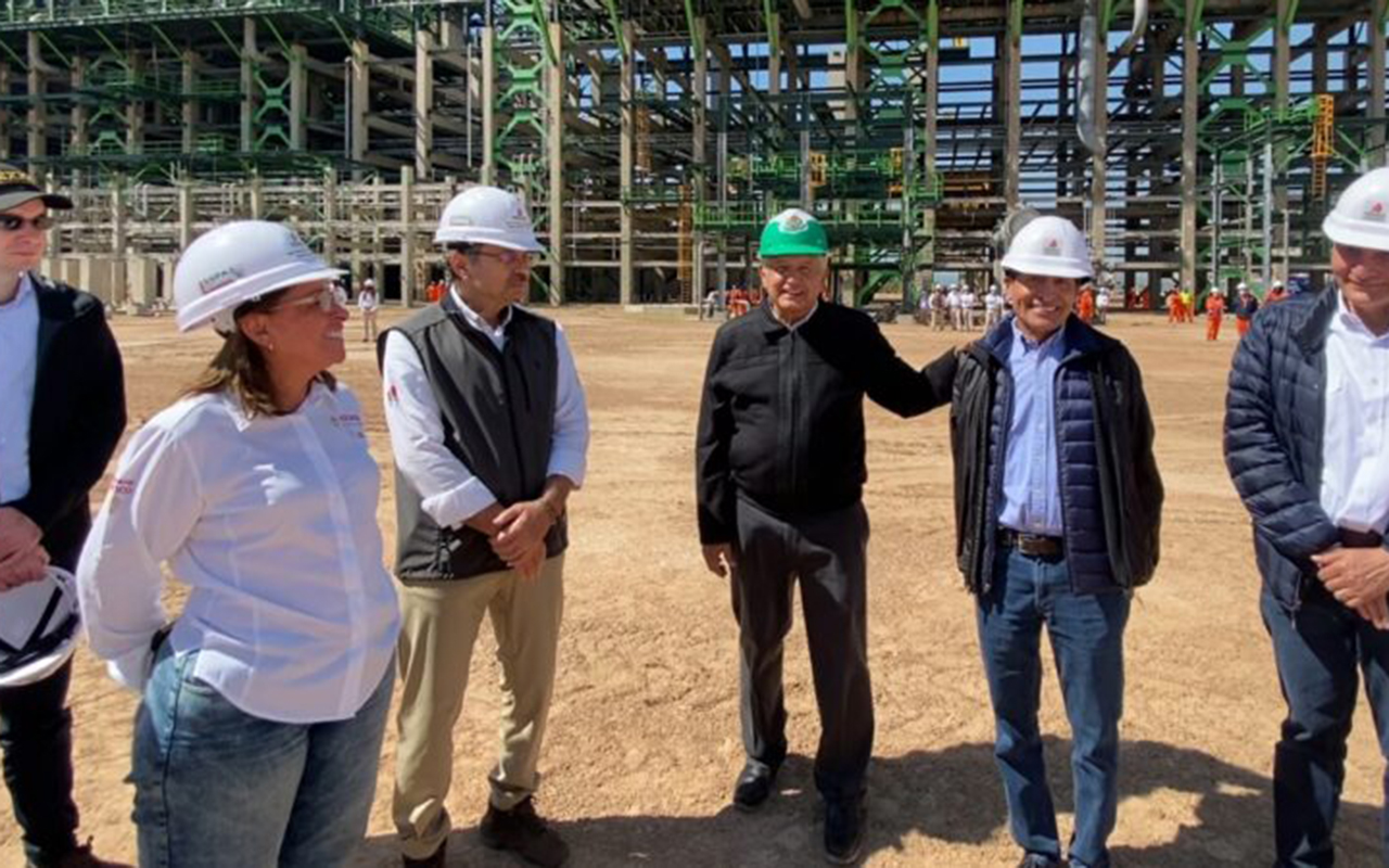 AMLO promete 8 mil empleos al reactivar coquizadora en refinería de Tula