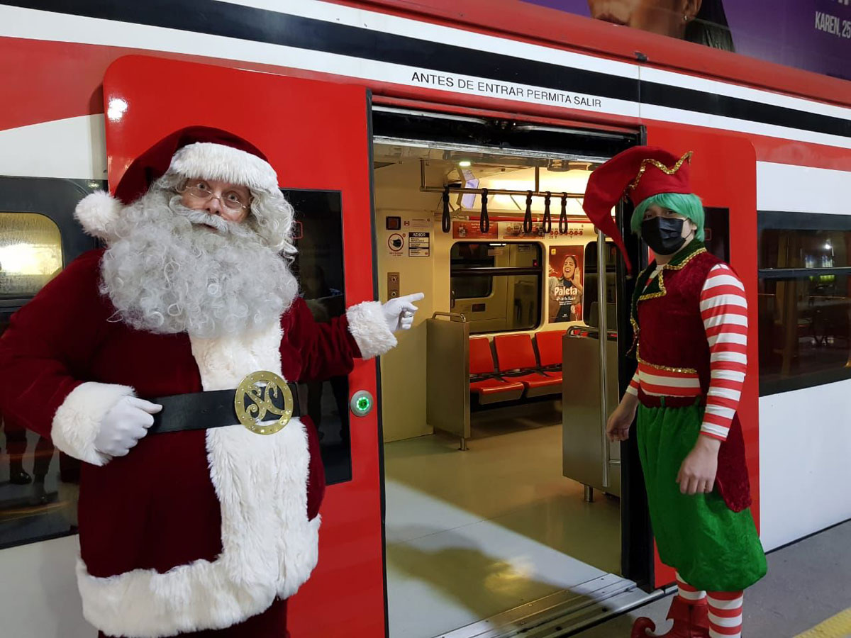 Tren suburbano enciende su tradicional Árbol de Navidad