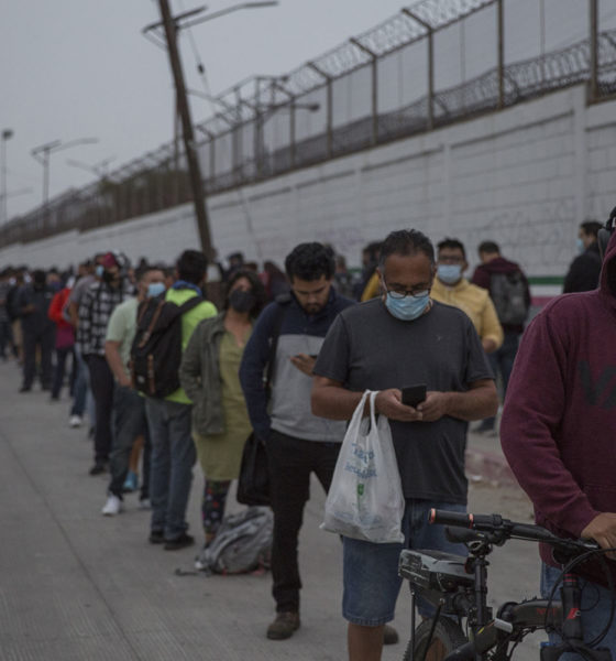 Reabren frontera, mexicanos cruzan a EU con certificado Covid