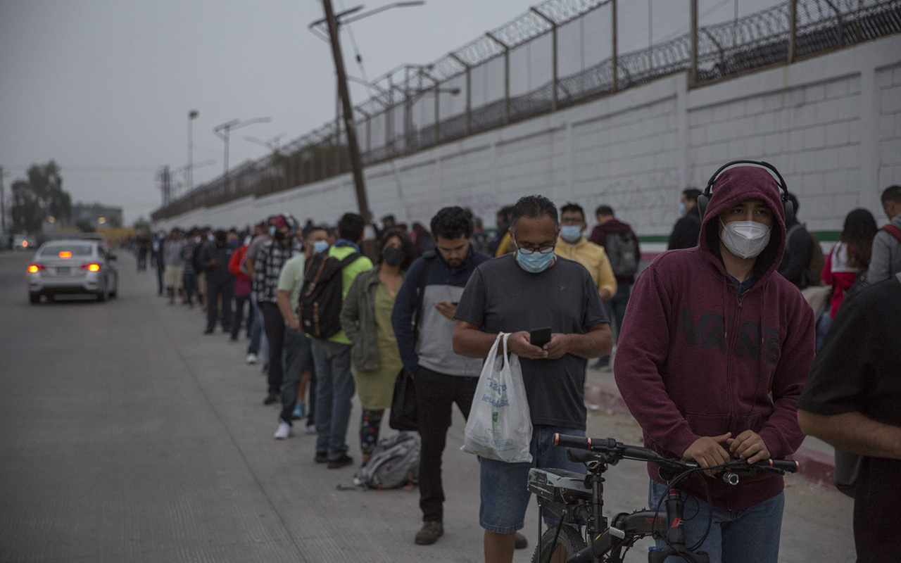 Reabren frontera, mexicanos cruzan a EU con certificado Covid
