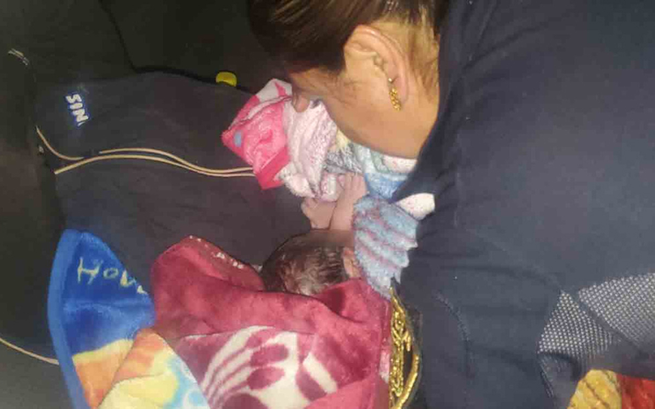 Paramédicos del Escuadrón de Rescate y Urgencias Médicas (ERUM) y policías de la Secretaría de Seguridad Ciudadana (SSC) de la Ciudad de México apoyaron a una mujer que diera a luz a una bebita dentro de una ambulancia.