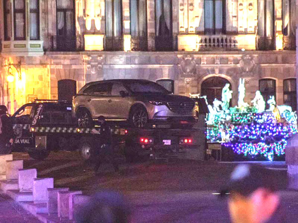 Dejan camioneta con cadáveres frente a Palacio de Gobierno en Zacatecas