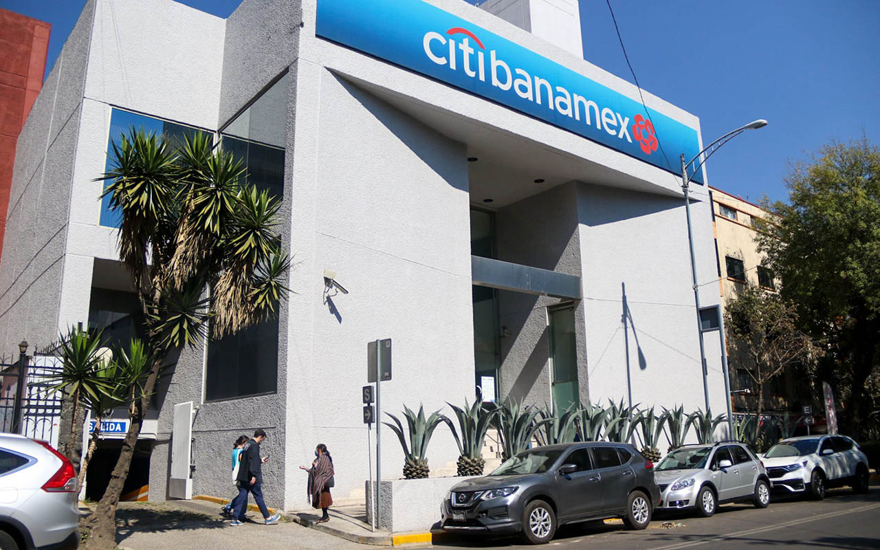 AMLO en favor de que inversionistas mexicanos adquieran Banamex