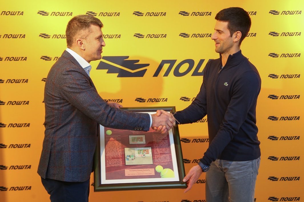 Djokovic recibe premio. Foto: Twitter