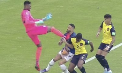 Jugador de Ecuador le dio patada a brasileño. Foto: Twitter