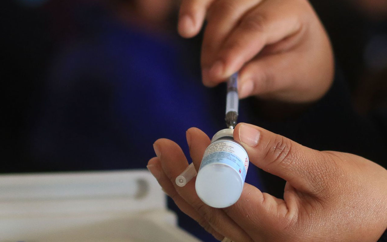 Para facilitar viajes a EU, México realizará ensayos clínicos con vacuna Moderna