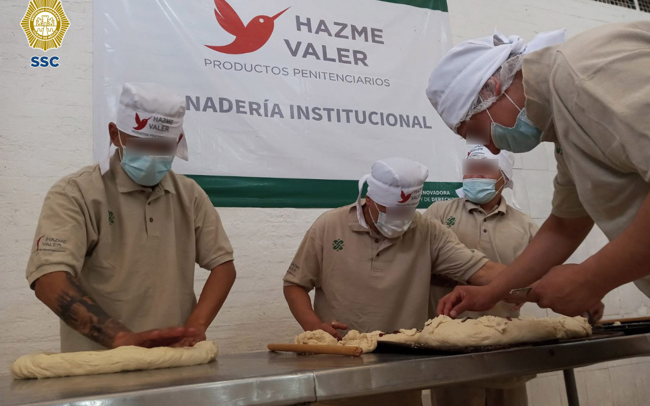 Reos elaboran Roscas de Reyes para regalar a grupos vulnerables