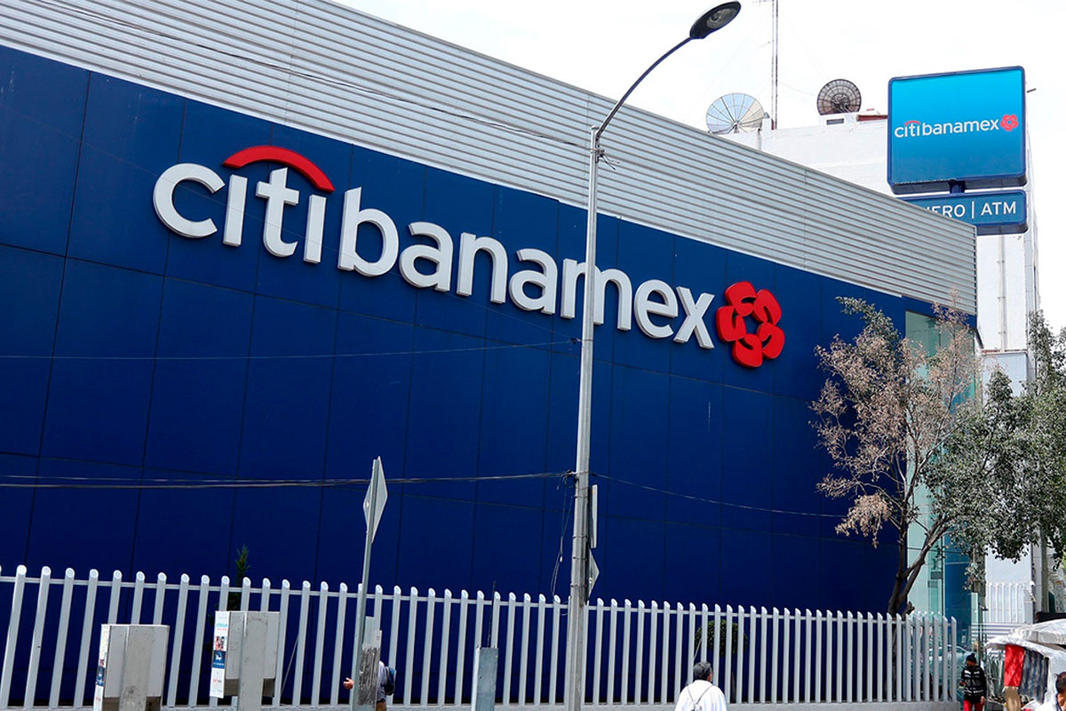 Ricardo Salinas analiza comprar Banamex