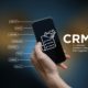 Ilustración de teléfono móvil y las ventajas del CRM