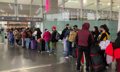 Persiste caos en Terminal 2 del AICM; siguen pasajeros varados