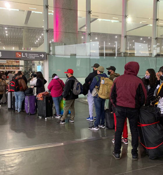Persiste caos en Terminal 2 del AICM; siguen pasajeros varados
