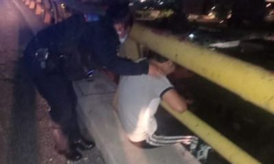 Policías evitan que joven se arroje de puente en Neza