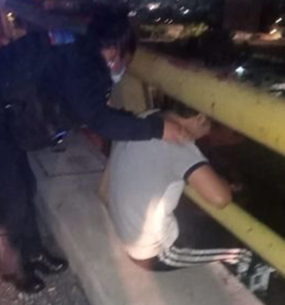 Policías evitan que joven se arroje de puente en Neza