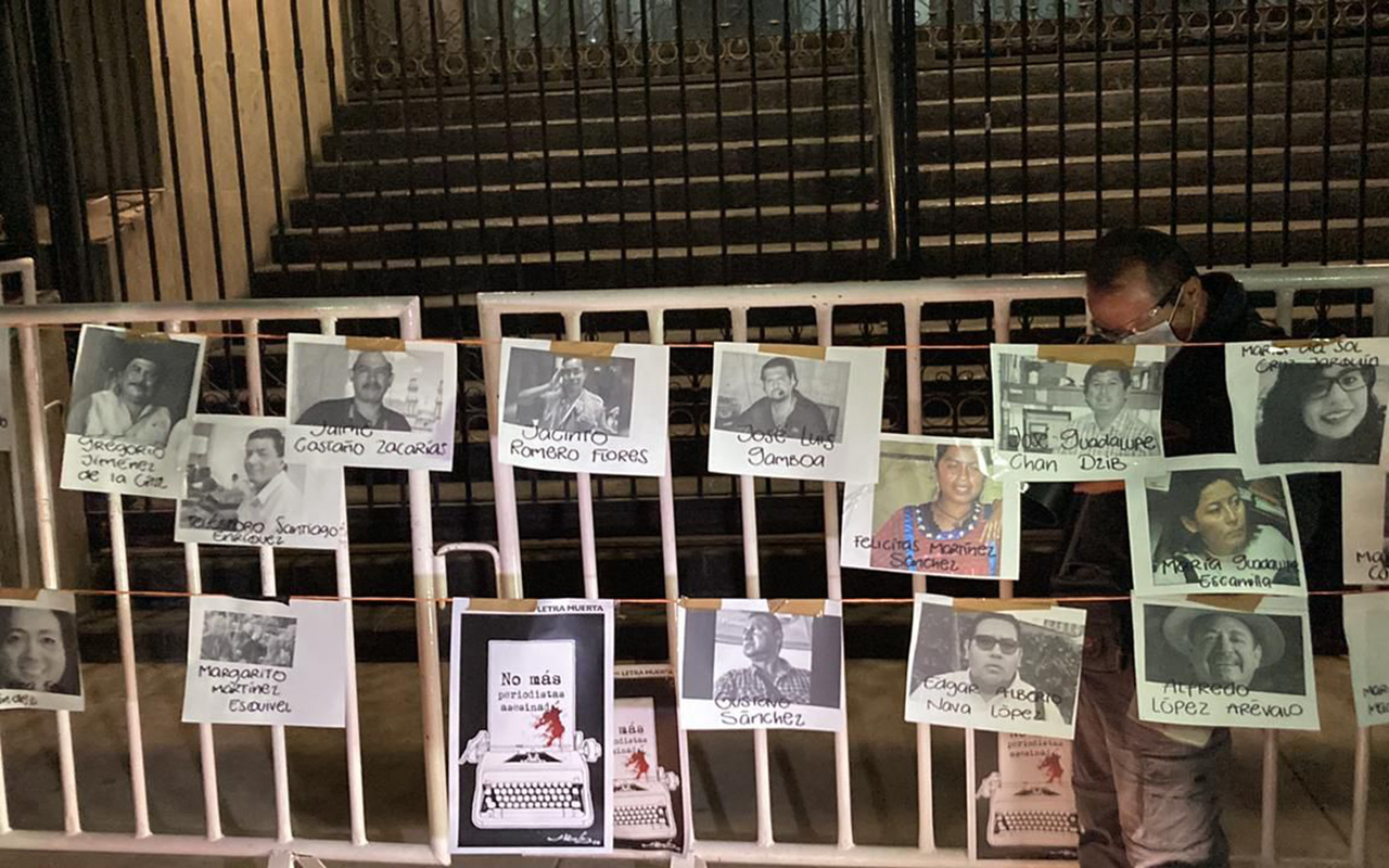 Periodistas se manifiestan por asesinatos de comunicadores en México
