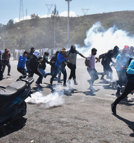 “No le hagan el juego a la derecha”: pide AMLO a normalistas de Ayotzinapa