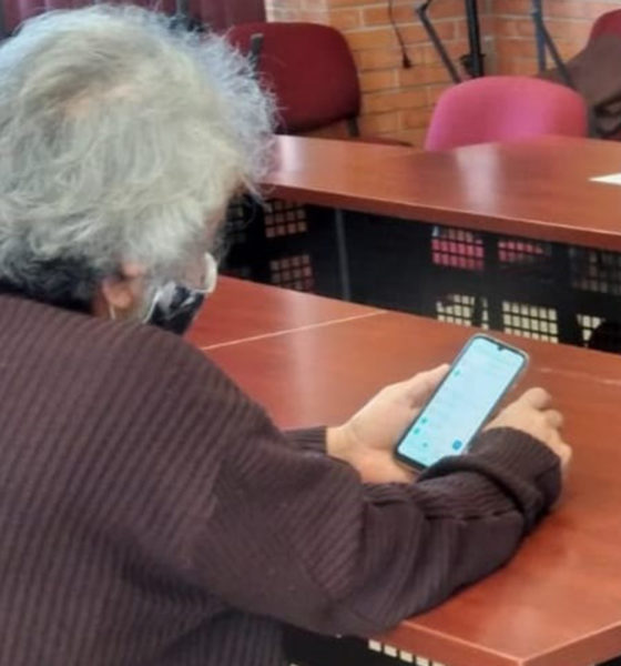 Aprenden adultos mayores a utilizar el teléfono celular
