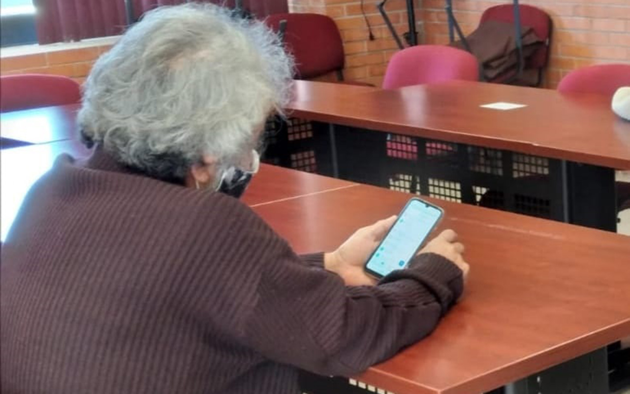 Aprenden adultos mayores a utilizar el teléfono celular