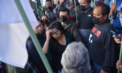 Manifestantes golpean a diputada afuera del Congreso
