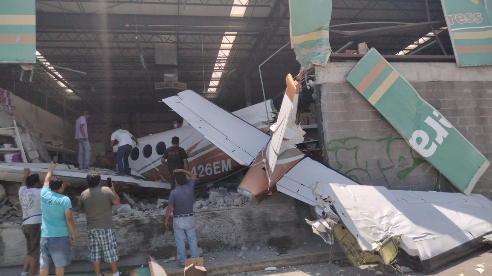 Cae avioneta en tienda de autoservicio en Temixco, Morelos - Siete24
