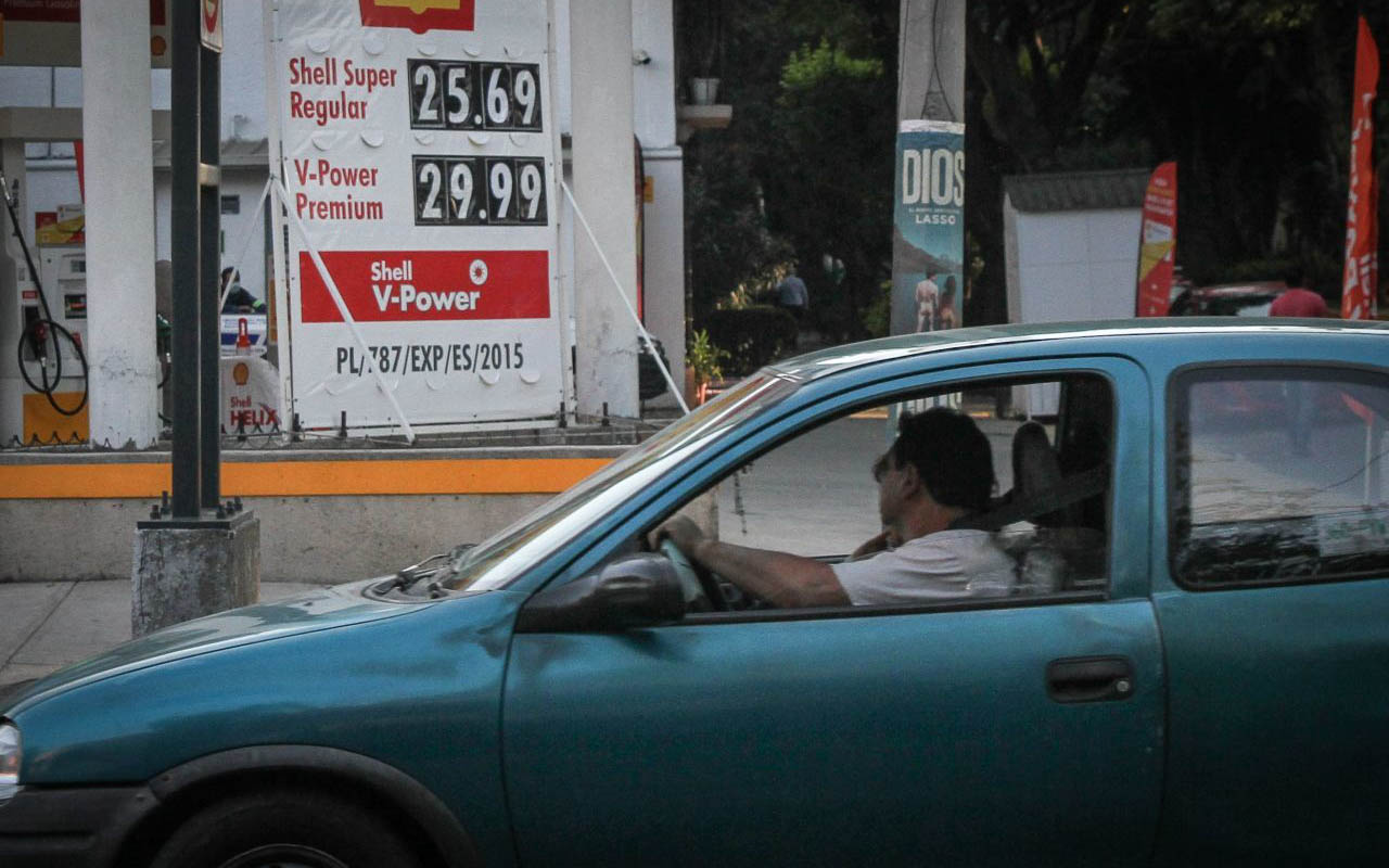 AMLO siguiere a Biden aplicar tope máximo al precio de la gasolina