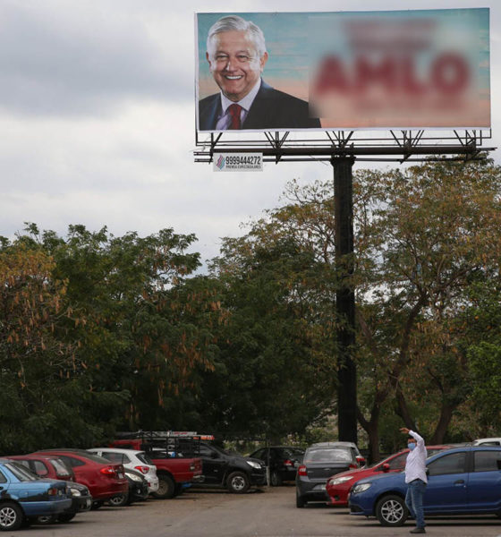 Ordena INE retirar 278 espectaculares en favor de López Obrador