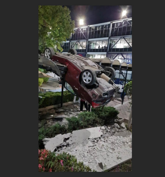 Cae auto de estacionamiento en la Universidad La Salle